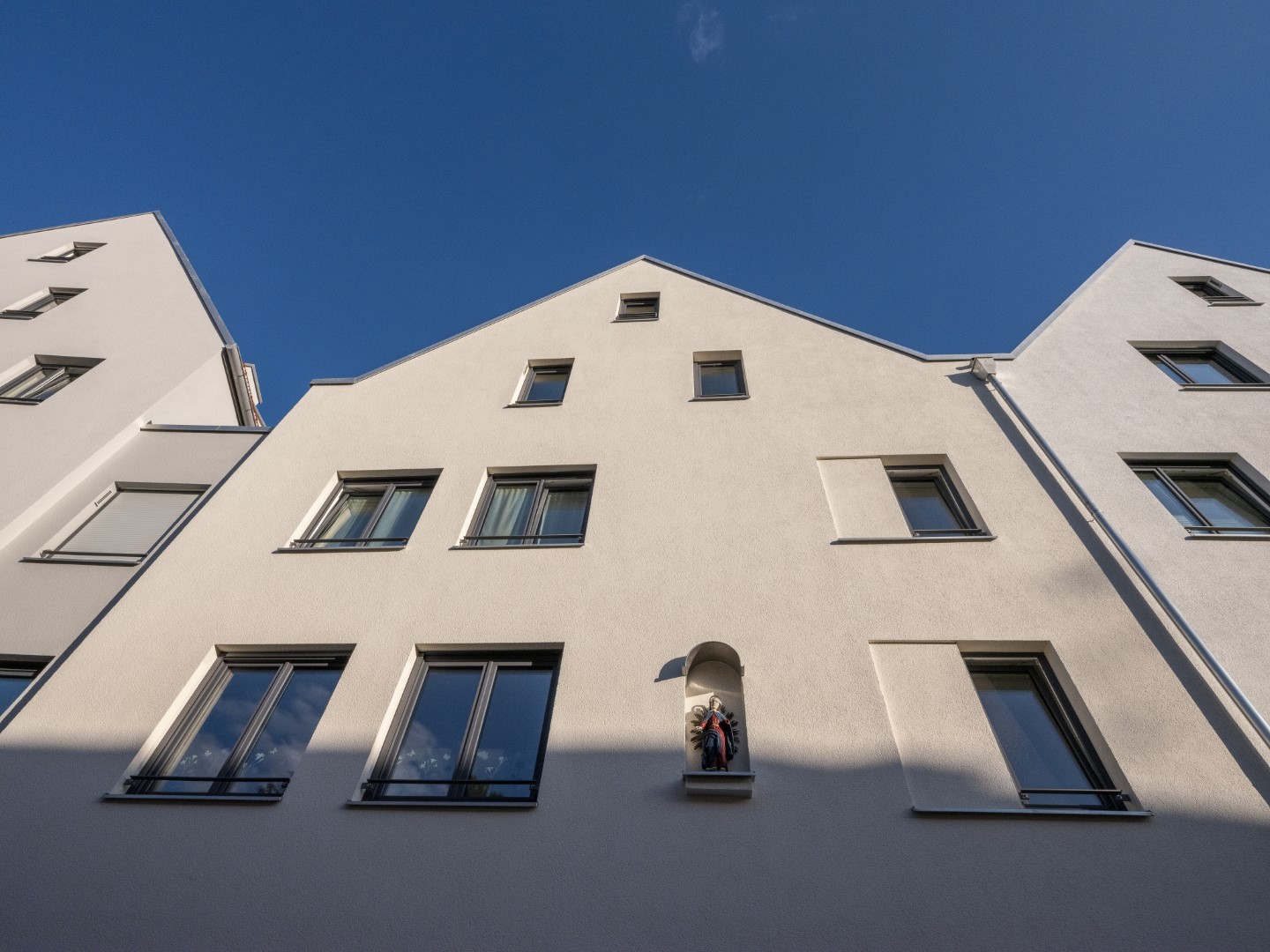  Fassade mit Strahlenkranzmadonna