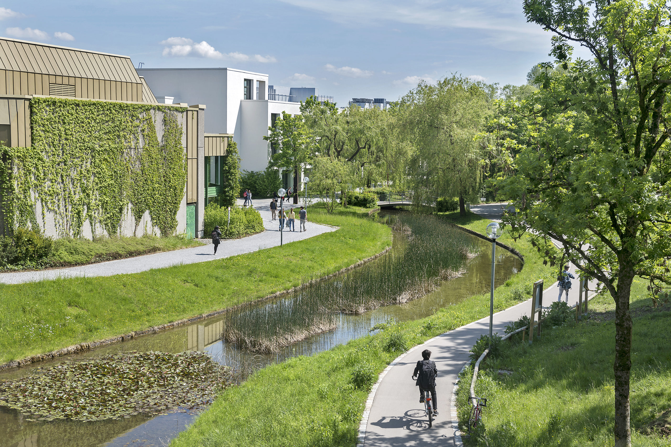 Der grüne Campus mit seinen kurzen Wegen ist das Markenzeichen der Universität Augsburg.