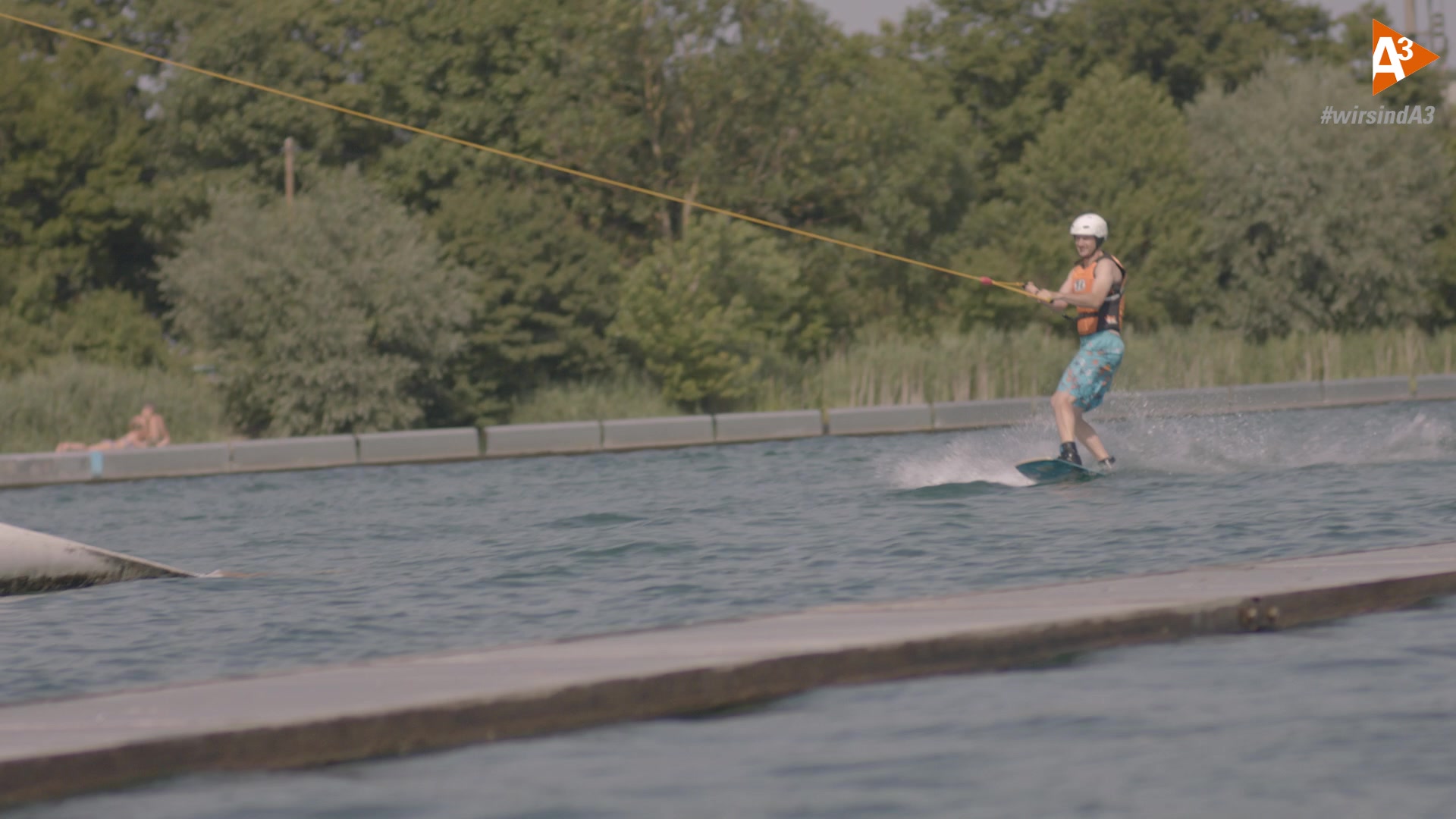 Szene aus Videoclip „Freizeit und Familie“ – Friedberger Baggersee